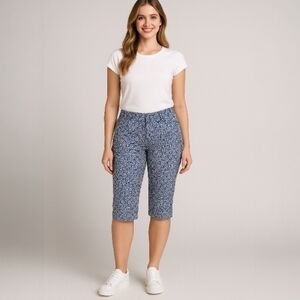🔴NWOT Lane Bryant  Blue & white printed stretch capri pants